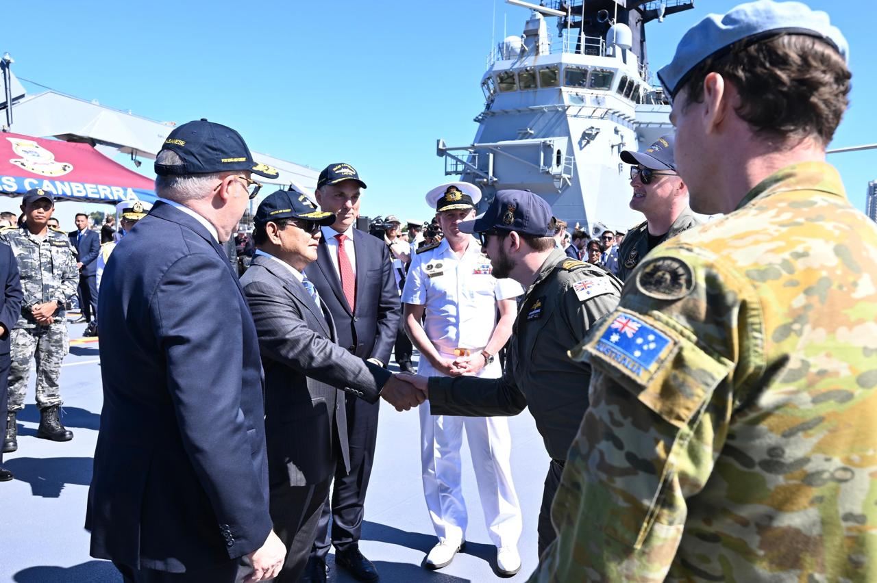 Didampingi PM Albanese, Presiden Prabowo Tinjau Kapal HMAS Canberra (SinPo.id/Biro Setpres)