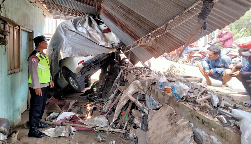 Mobil Avanza tabrak bengkel las di Pekalongan (SinPo.id/ Humas Polri)