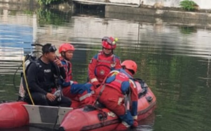 Pelaku curanmor saat ditemukan tewas di Kali Sunter Jakut (SinPo.id/Tangkapan layar)