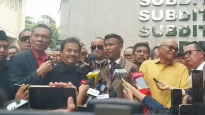 Roy Suryo dkk bersama tim pengacaranya di Polda Metro Jaya (SinPo.id/Firdausi)
