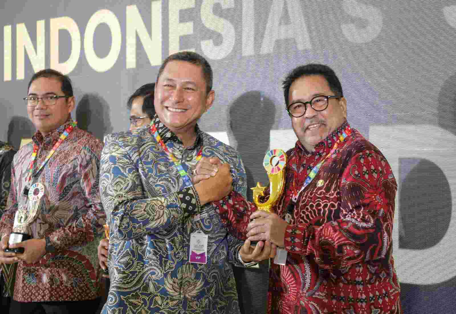 Wagub DKI Jakarta Rano Karno saat terima Indonesia’s SDGs Action Awards 2025 (SinPo.id/ Dok. Pemprov DKI)