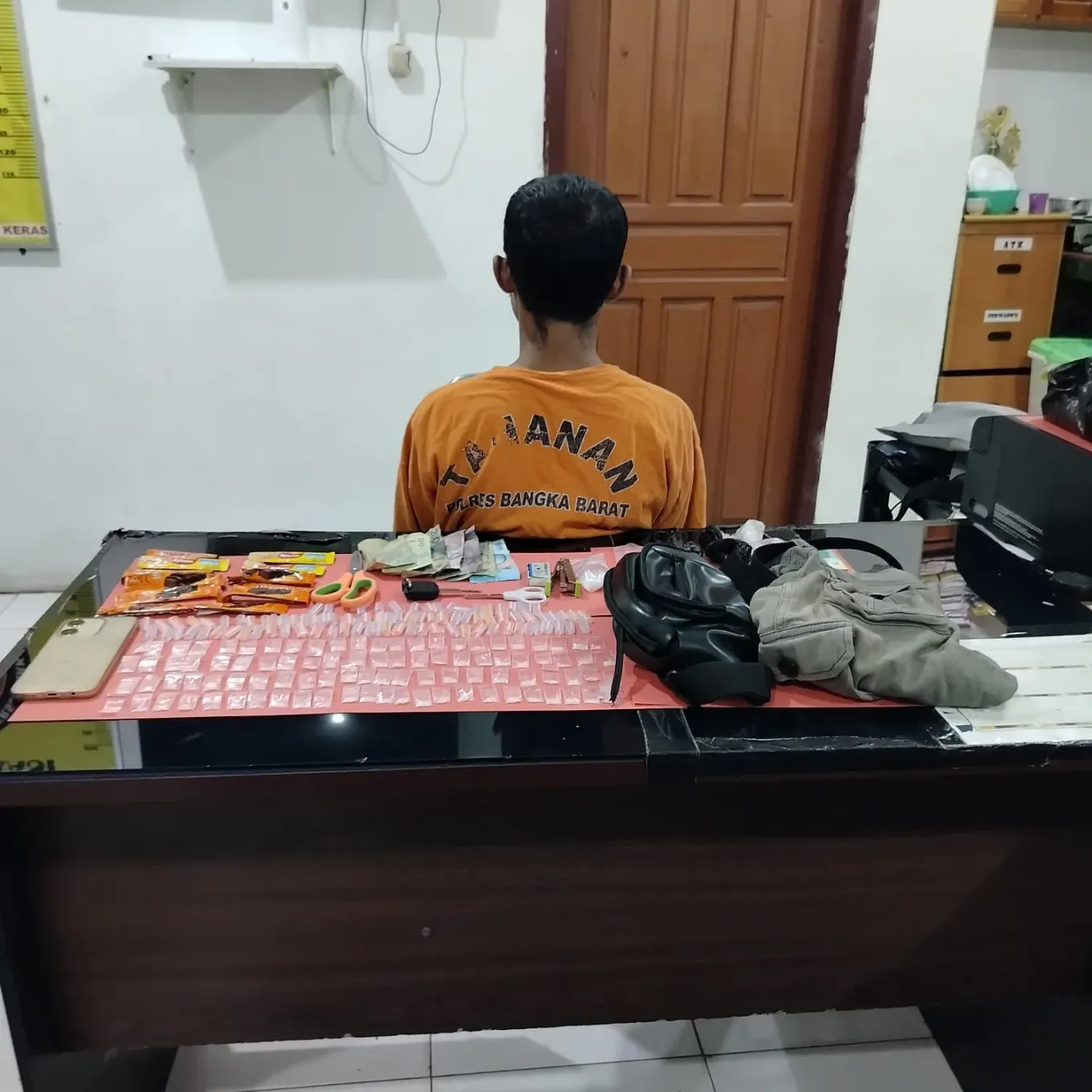 Tersangka pengedar sabu di Polres Bangka Barat (SinPo.id/ Humas Polri)