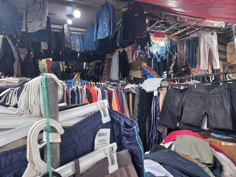 Pedagang pakaian bekas di Pasar Senen (Sinpo.id/Ashar)