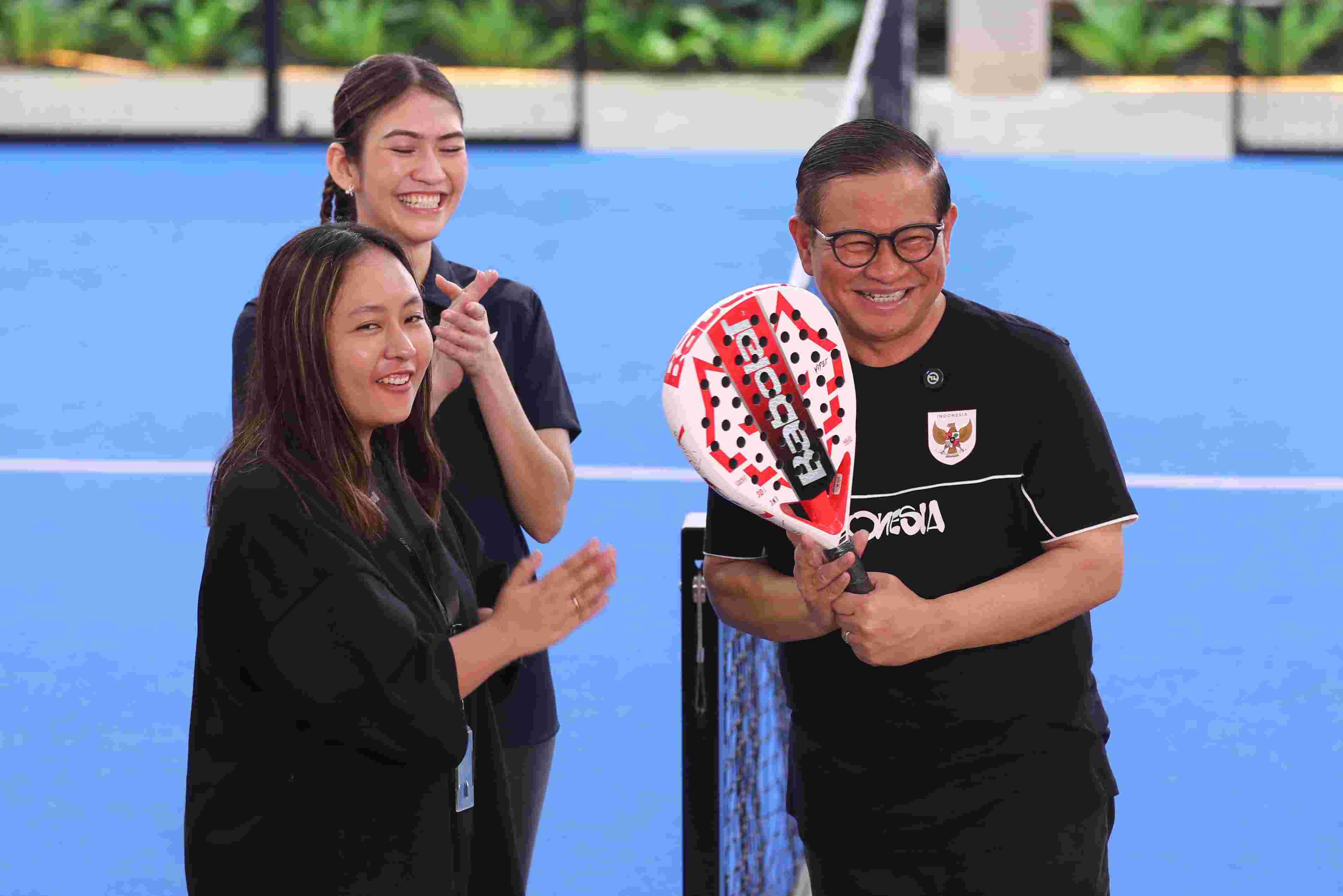 Gubernur DKI Jakarta Pramono Anung resmi membuka DYA Community Padel Tournament 2025 di Lapangan MR. (SinPo.id/Pemprov DKI Jakarta)