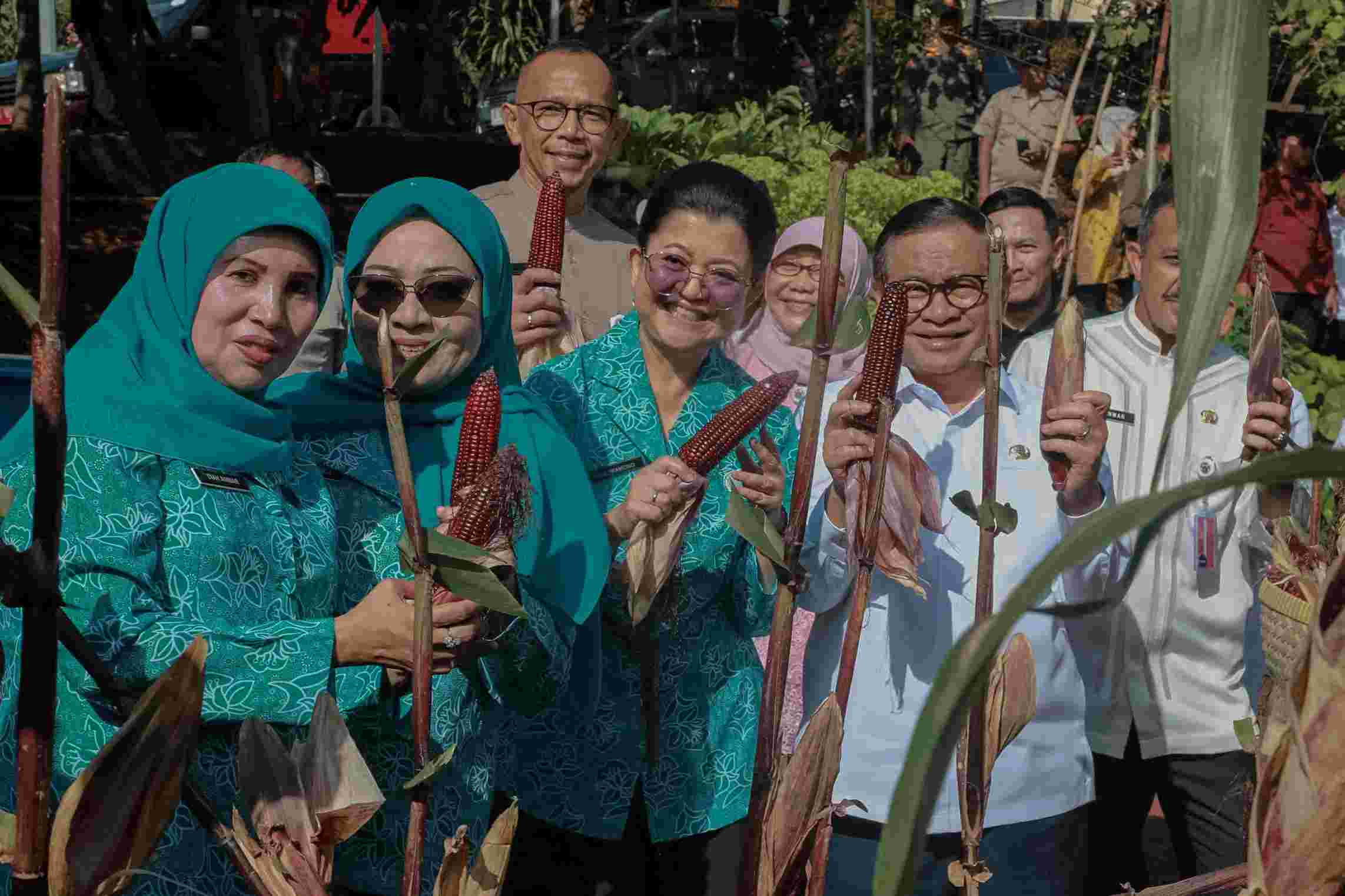 Gubernur DKI Jakarta Pramono Anung menghadiri Panen Raya Serentak Jagung Pulut dan Komoditas Sayur Lainnya di Kebun Berseri, Perumahan Bukit Mas, Pesanggrahan. (SinPo.id/Pemprov DKI Jakarta)