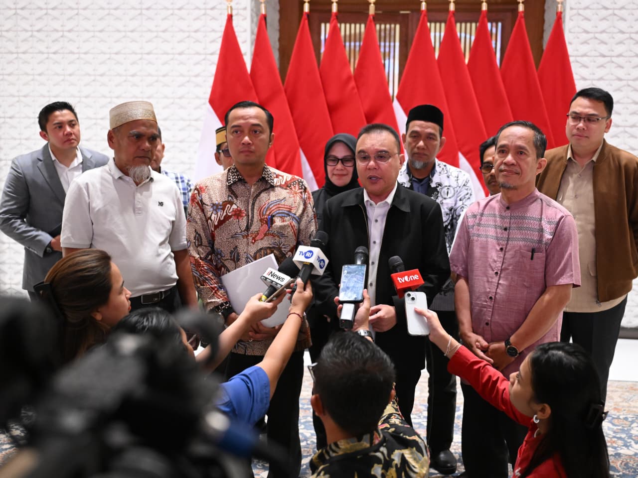 Wakil Ketua DPR RI Dasco bersama Sesneg Prasetyo Hadi (SinPo.id/Biro Setpres)