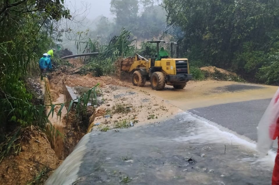 Ilustrasi pemulihan lalu lintas yang terdampak banjir di Sumatra. (SinPo.id/dok. KemenPU)