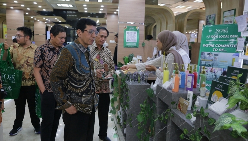 Ilustrasi Dirjen Taufiek Bawazier meninjau produk kosmetik Indonesia. (SinPo.id/dok. Kemenperin)