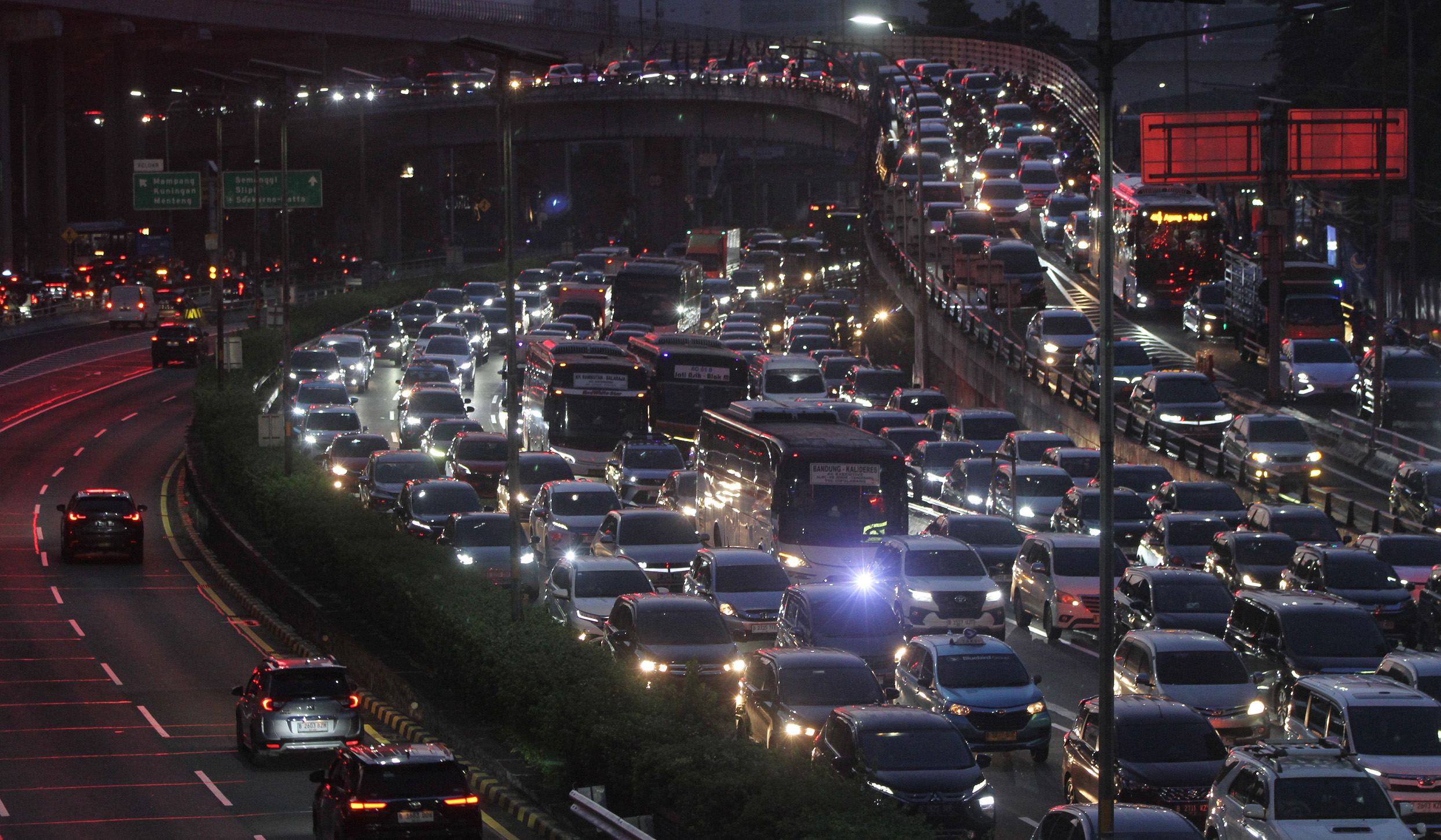 Arus lalu lintas di Jalan Gatot Subroto, Jakarta. (Agus Priatna/SinPo.id)