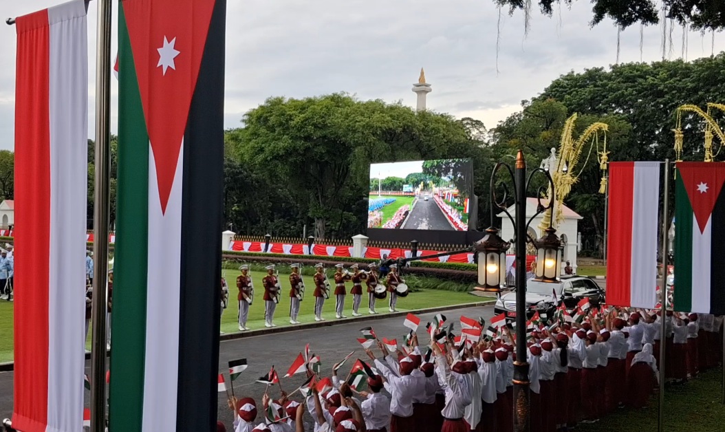 Sambutan kedatangan Raja Kerajaan Yordania, Abdullah II di Istana Merdeka (SinPo.id/Anam)