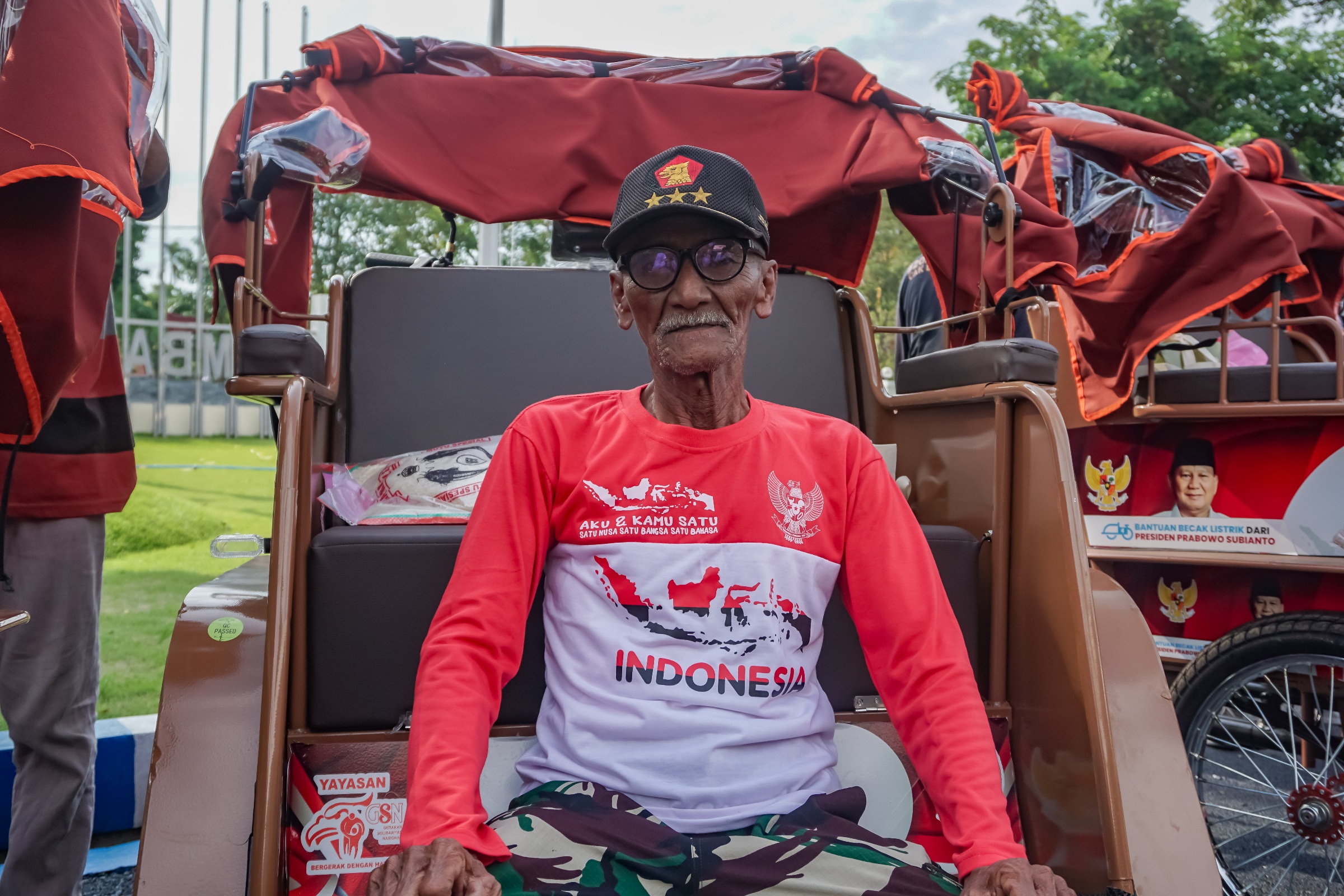 Kakek 89 Tahun Dapat Becak Listrik dari Prabowo (SinPo.id/Tim Media)