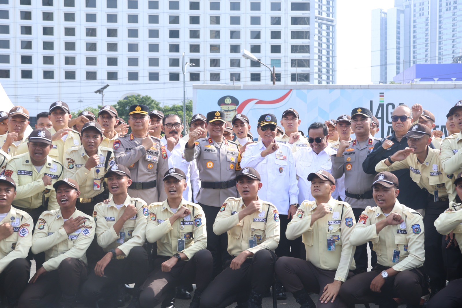 Kapolda Metro Jaya bersama ribuan Satpam saat apel di PMJ (SinPo.id/Dok.PMJ)