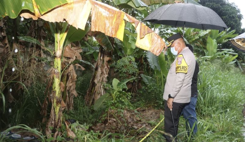 Kapolresta Tangerang Kombes Andi Muhammad Indra Waspada Amirullah mengeek TKP penemuan mayat tanpa identitas di Kampung Bunder, RT 05/RW 01, Kecamatan Cikupa. (SinPo.id.Antara)