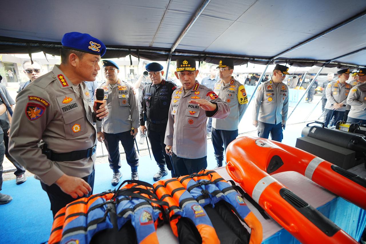 Kapolri Jenderal Sigit saat melakukan pengecekan alat tanggap bencana (SinPo.id/Dok.Polri)