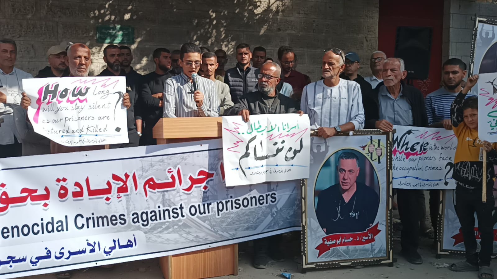 Keluarga tahanan dari Jalur Gaza menggelar aksi solidaritas dan unjuk rasa di depan kantor pusat Komite Palang Merah Internasional (ICRC) di Kota Gaza. (SinPo.id/jurnalis di Gaza, Mohammad Rabah)