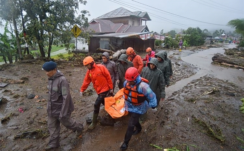 Petugas SAR mengevakuasi jenazah korban longsor di Sumatera Barat (SinPo.id/Antara)