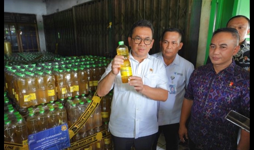 Ilustrasi Mendag Budi memegang botol Minyakita. (SinPo.id/dok. Kemendag)