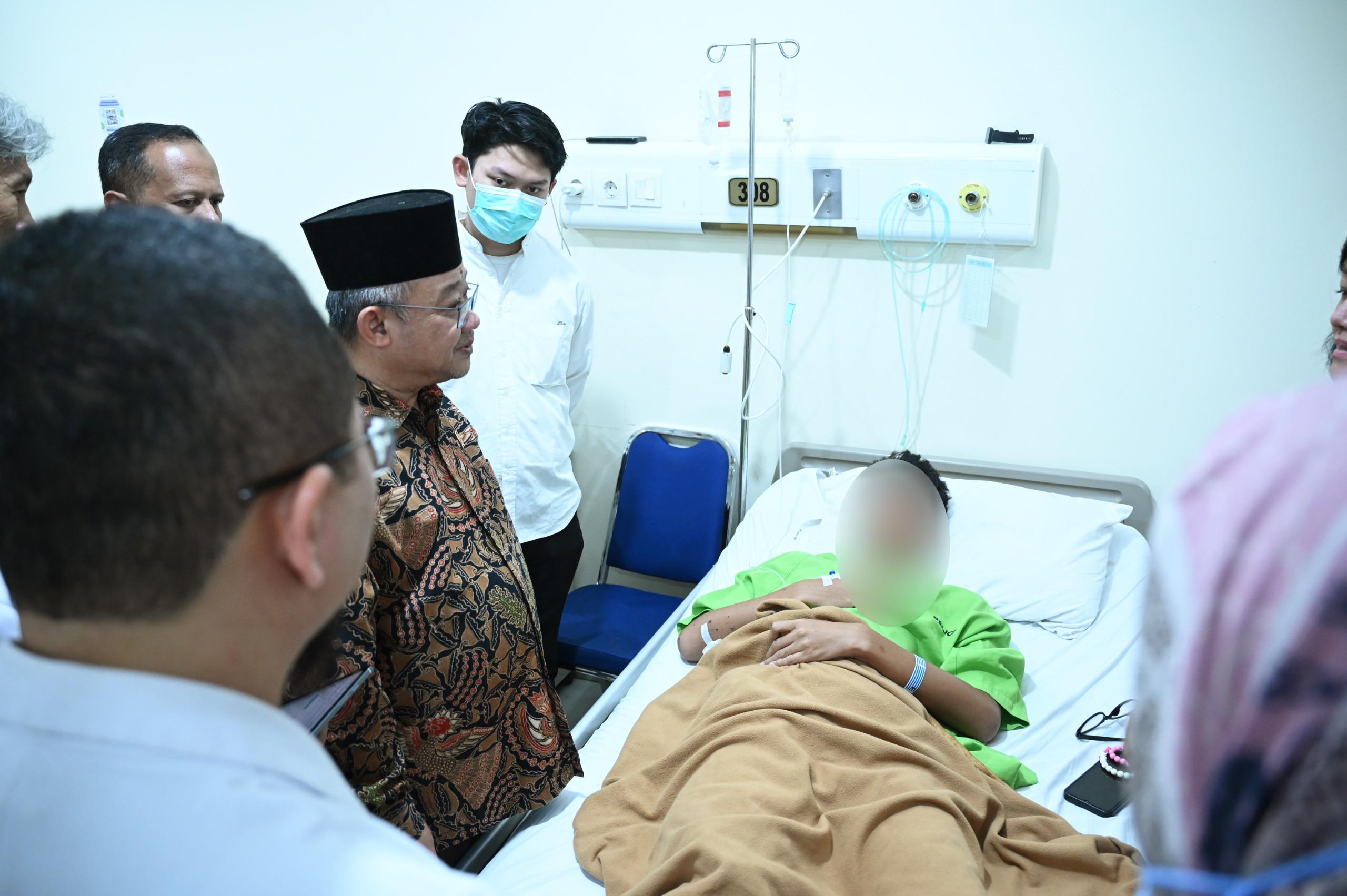 Mendikdasmen, Abdul Mu’ti, mengunjungi para korban ledakan SMA Negeri 72 Jakarta (SinPo.id/Kemendikdasmen)