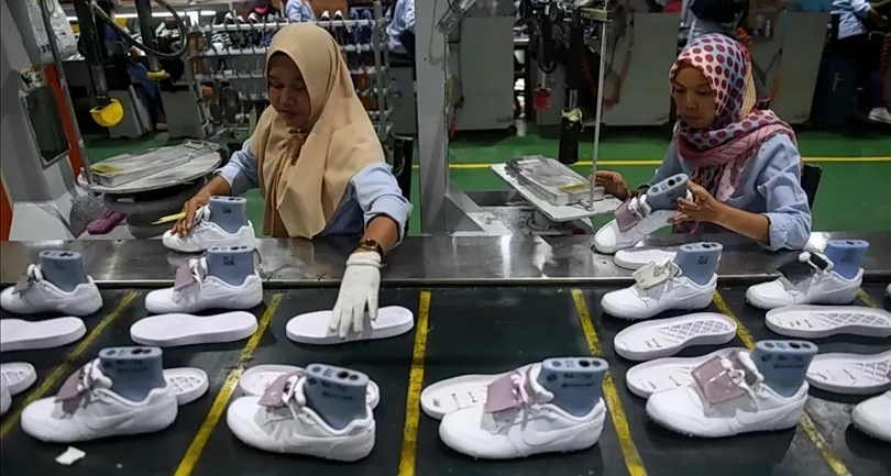 Ilustrasi produksi sepatu olahraga untuk ekspor. (SinPo.id/Antara)