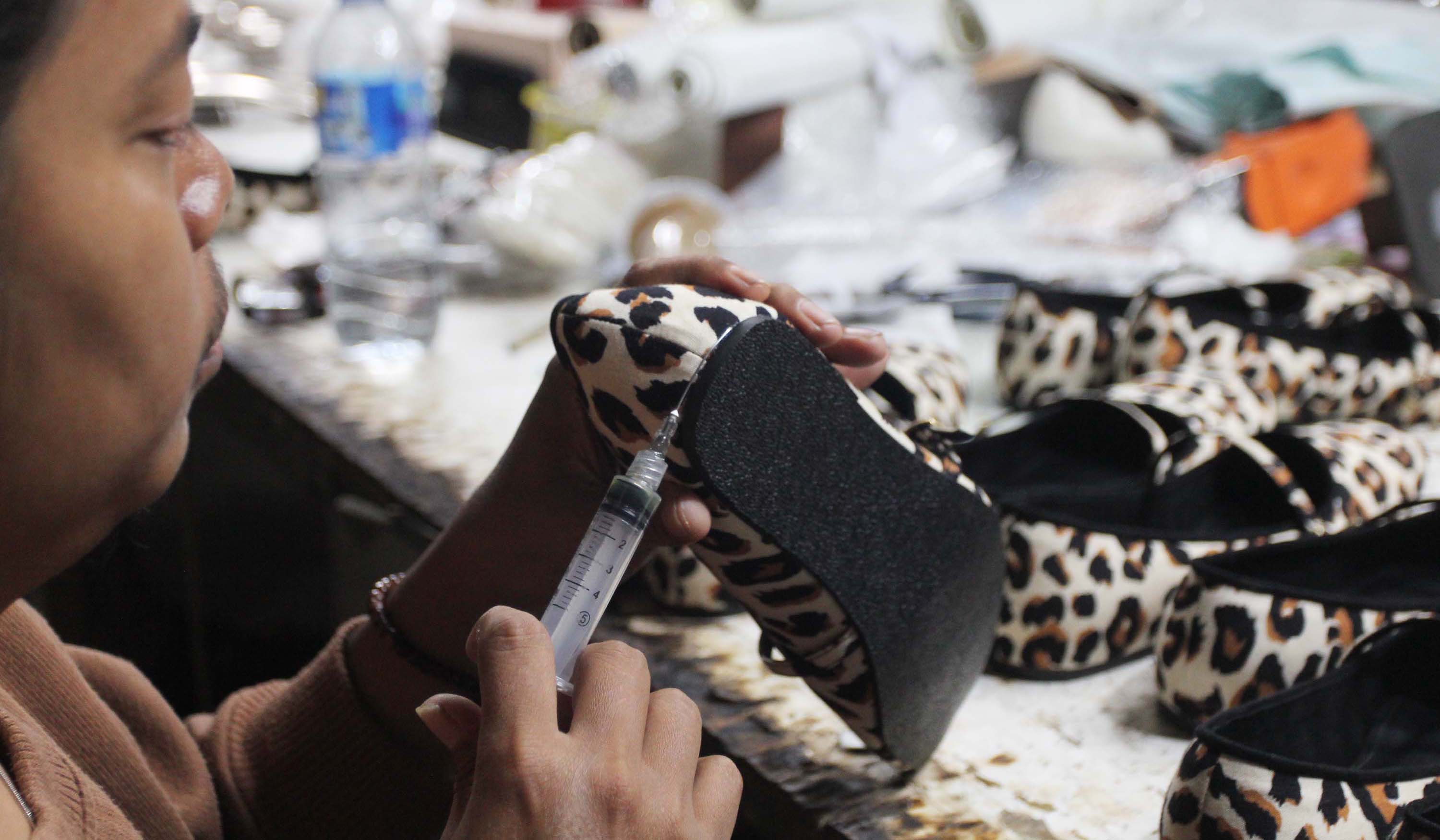 Pembuatan alas kaki di Tangerang Selatan. (Agus Priatna/SinPo.id)