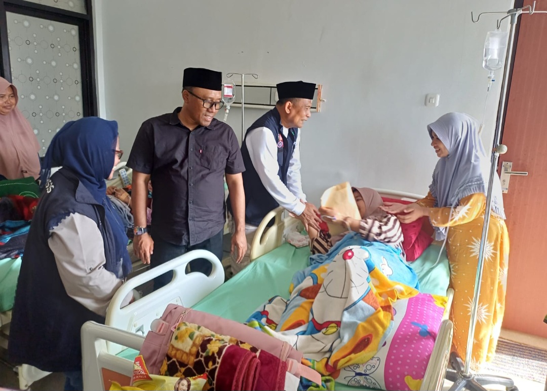 Kemensos Salurkan Santunan Kematian dan Santunan Luka Korban Robohnya Atap Pesantren di Situbondo (SinPo.id/Kemensos)