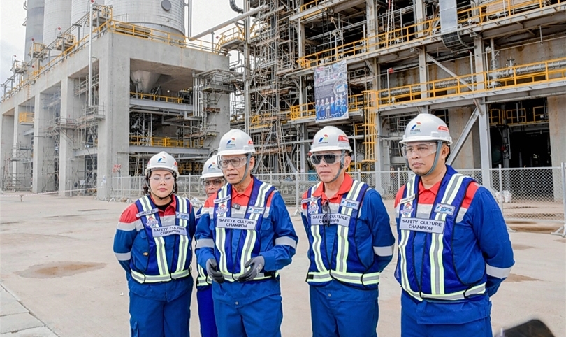 Wamen ESDM Yuliot meninjau proyek RDMP Balikpapan. (SinPo.id/dok. Esdm)