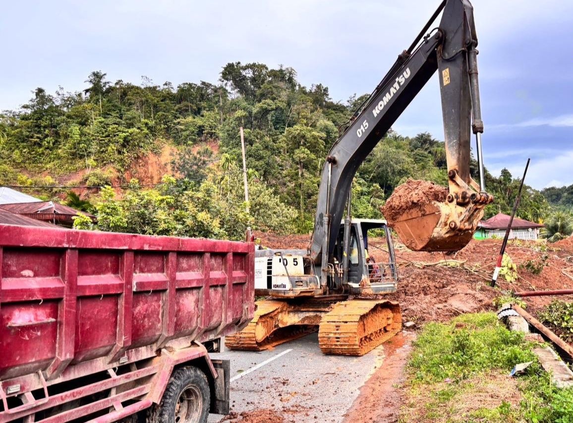Pembersihan jalan terdampak bencana longsor (SinPo.id/ Dok. KemenPU)
