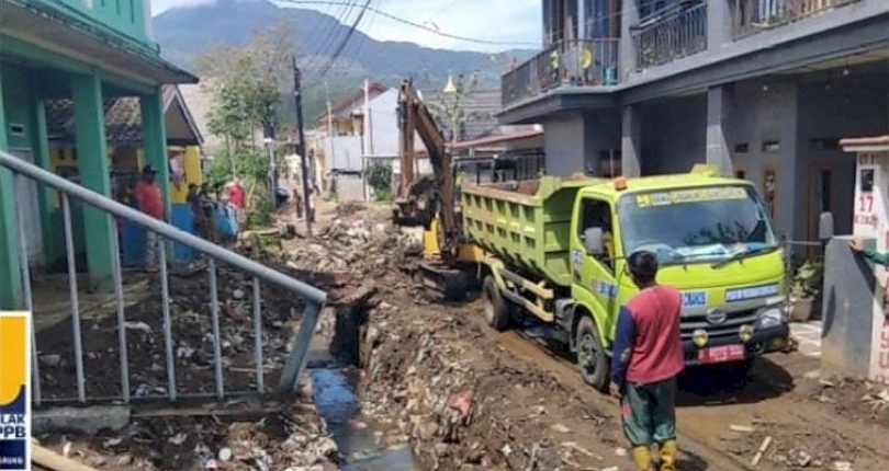 BBWS Cimancis membantu warga terdampak banjir di Garut. (SinPo.id/dok. BBWS Cimancis)