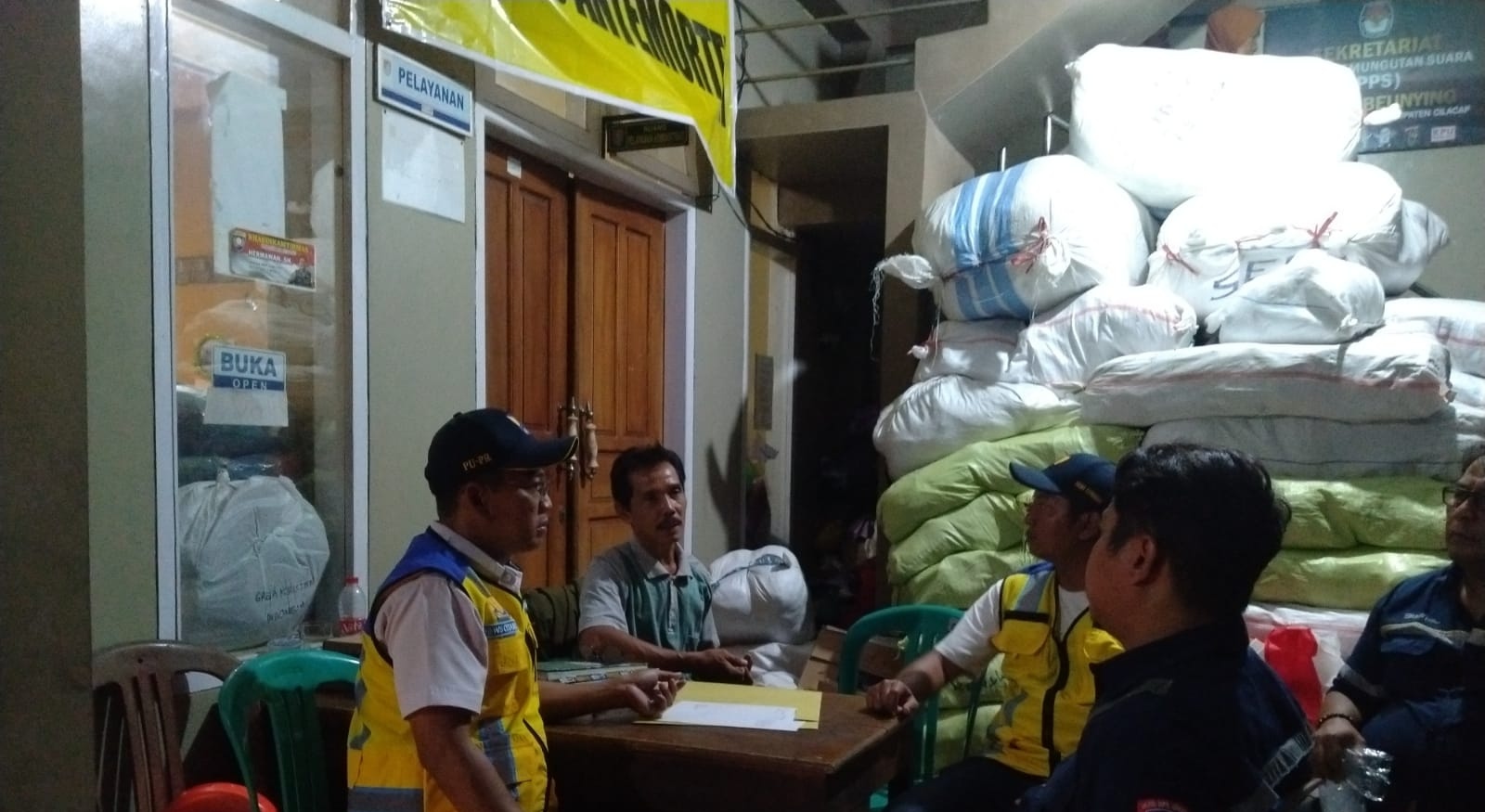 Ilustrasi penyerahan bantuan untuk pengungsi bencana longsor di Cilacap (SinPo.id/ Dok. KemenPU)