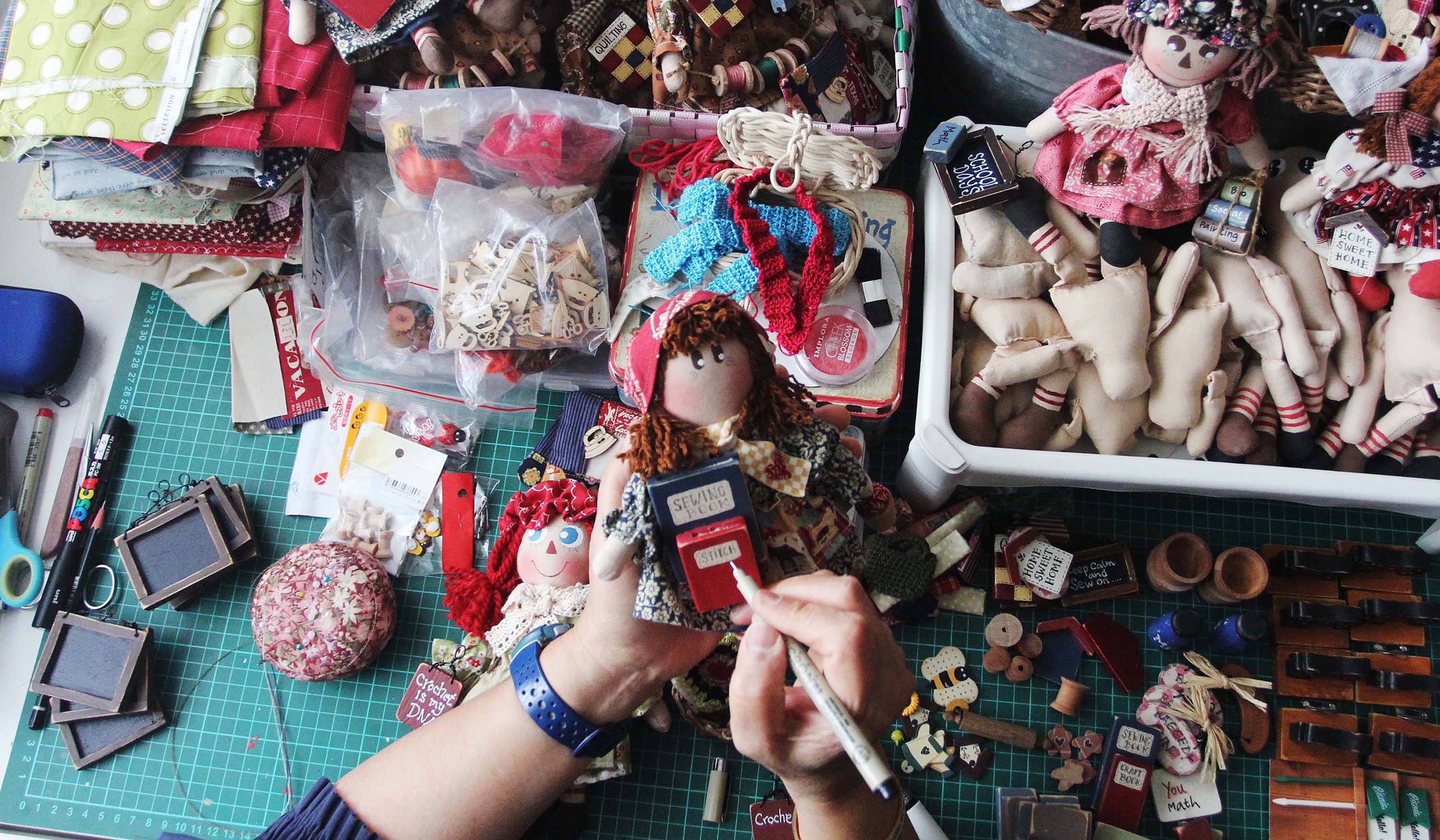 Pembuatan boneka dari kain perca. (Agus Priatna/SinPo.id)