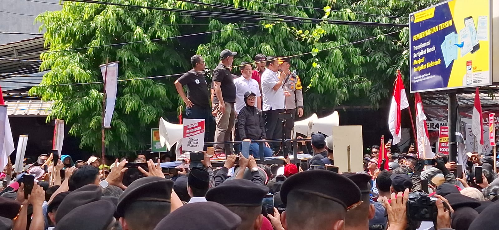 Warga Sunter Jaya menggelar aksi di depan kantor BPN Jakut (SinPo.id/ Dok. Istimewa)