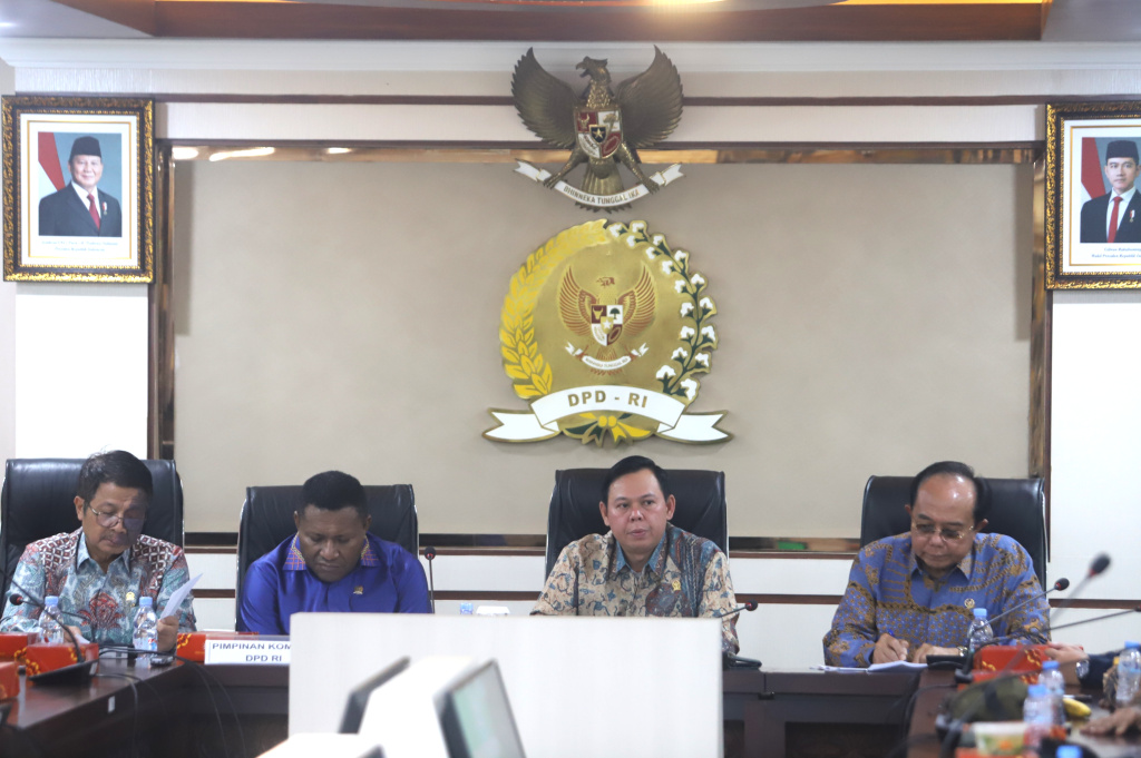 Ketua DPD RI Sultan Bachtiar Najamudin menerima audiensi dari Asosiasi Kepala Desa Seluruh Indonesia (AKSI) membahas MBG dan Koperasi Desa Merah Putih (Ashar/SinPo.id)