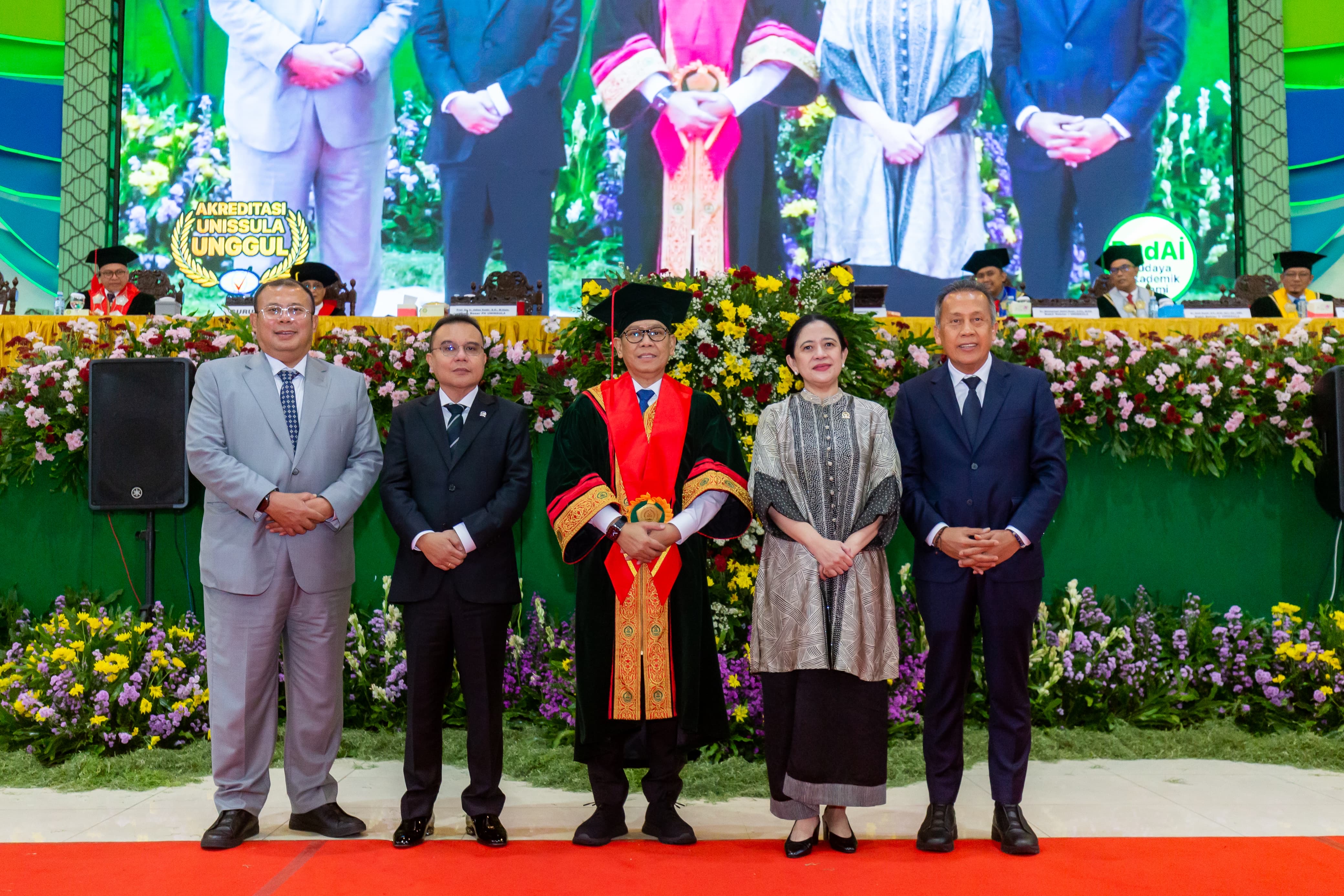 Ketua DPR RI Puan Maharani usai menghadiri pengukuhan Wakil Ketua DPR Adies Kadir sebagai Profesor Kehormatan Bidang Hukum di Universitas Islam Sultan Agung (Unissula). (SinPo.id/Dok. DPR RI)