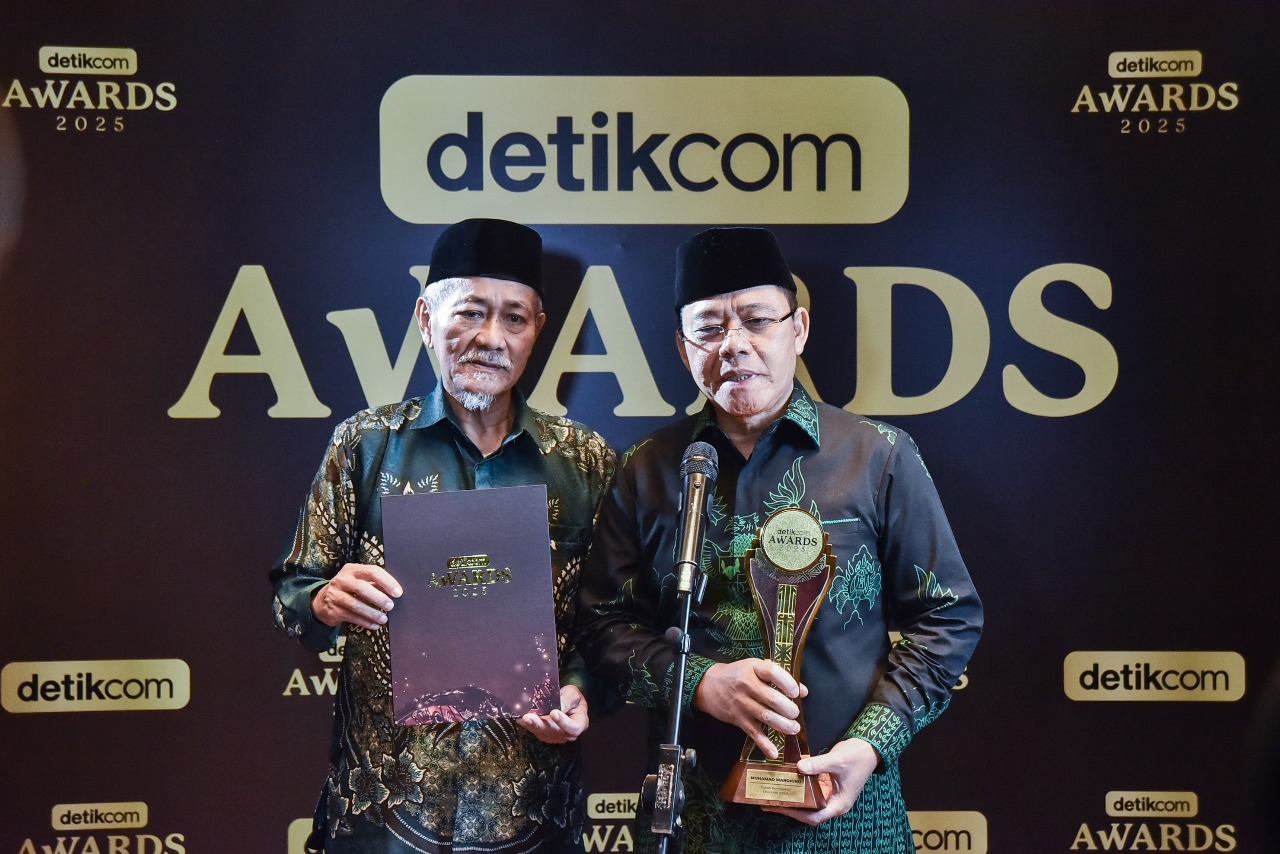 Ketua Umum PPP Muhamad Mardiono menerima penghargaan bergengsi sebagai Tokoh Penguatan Ekonomi Umat. (SinPo.id.Istimewa)