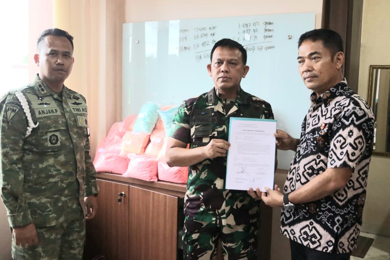 Kodim 0411/KM serahkan barang bukti narkoba ke Polda Lampung (SinPo.id/ Puspen TNI)