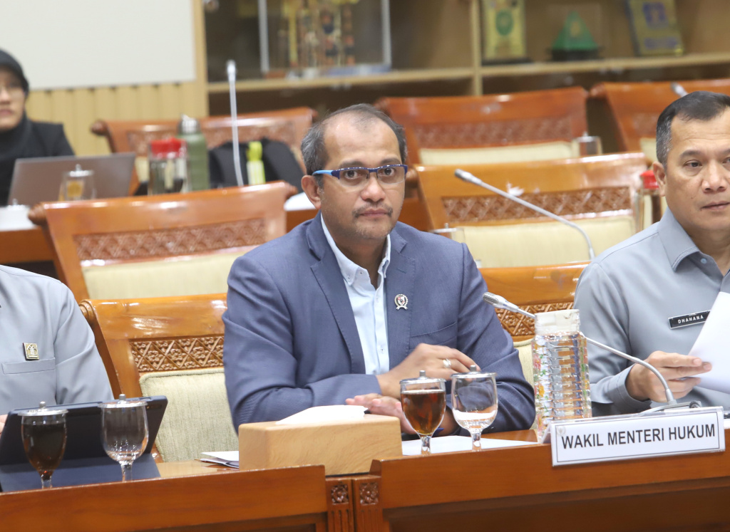 Komisi III DPR menggelar Rapat Kerja dengan Wamenkum Edward Omar Sharif Hiariej membahas pembentukan Panja RUU Penyesuaian Pidana (Ashar/SinPo.id)