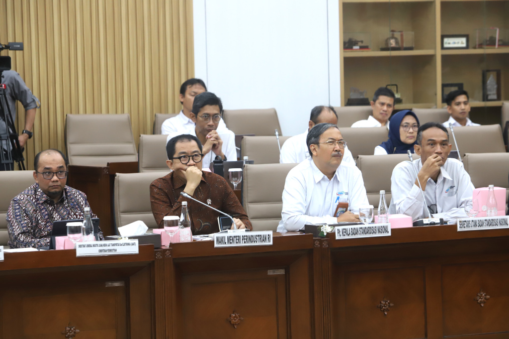 Komisi VI DPR menggelar raker dengan Wamenprin dan PT Krakatau Steel (Ashar/SinPo.id)