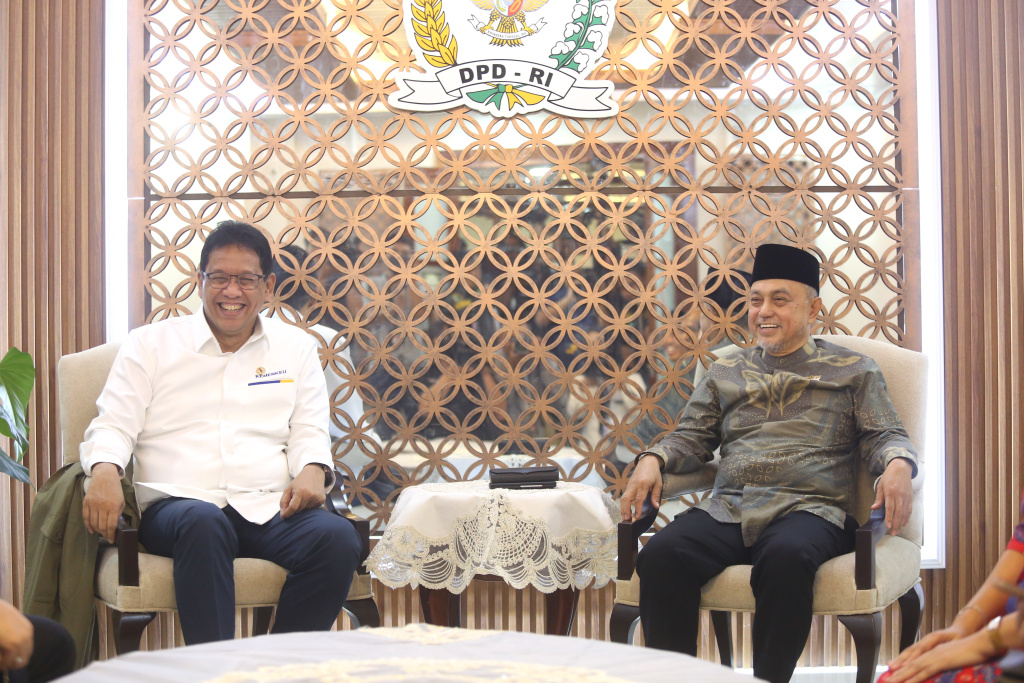 Menteri Keuangan Purbaya Yudhi Sadewa mengikuti rapat kerja dengan Komite IV DPD RI membahas UU HKPD (Ashar/SinPo.id)