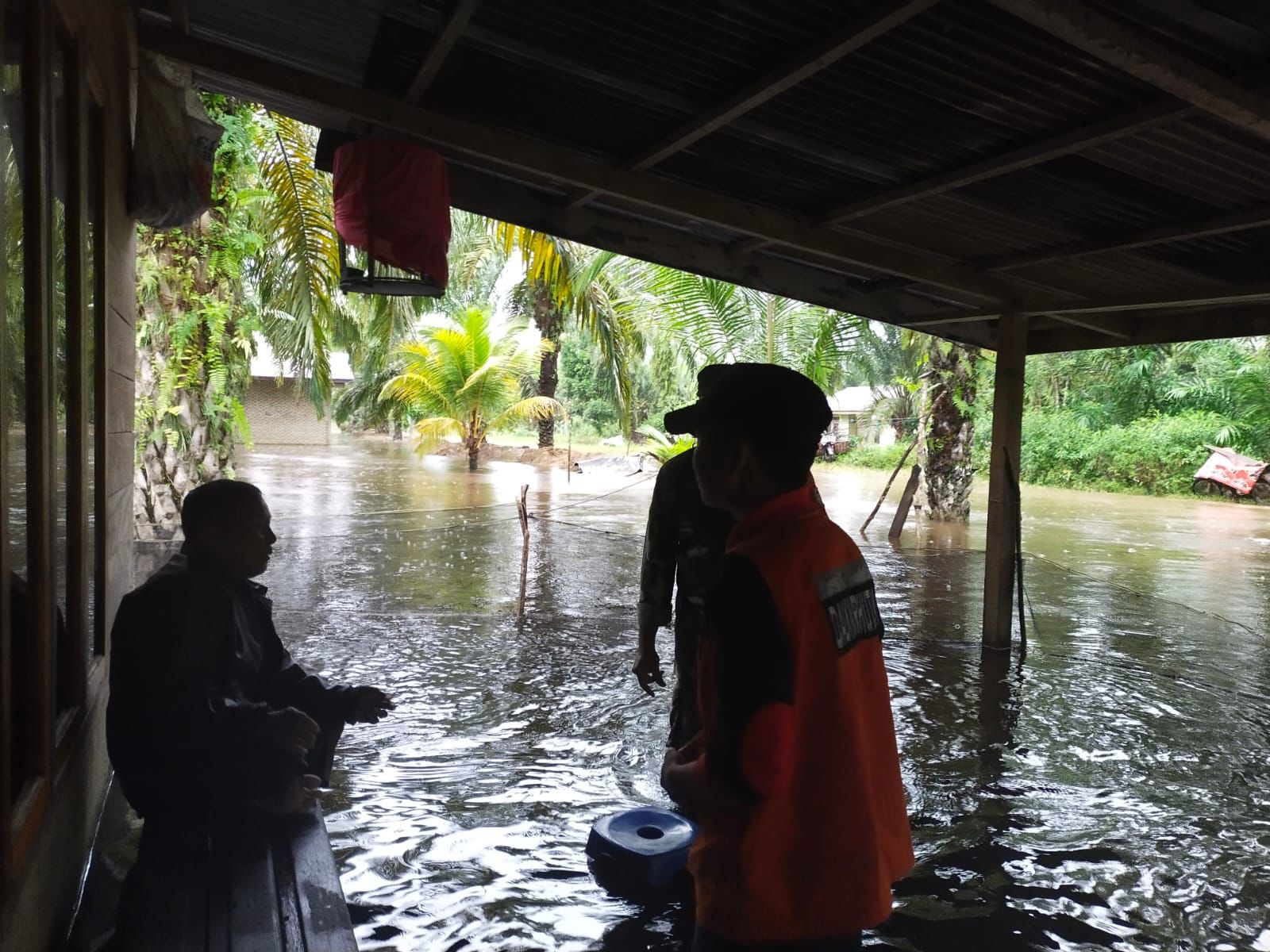 Kondisi banjir di Kabupaten Sedang Bedagai, Provinsi Sumatera Utara, yang dilanda banjir pada Kamis, 27 November 2025 pukul 05.50 WIB. (SinPo.id/BPBD Kabupaten Sedang Bedagai)