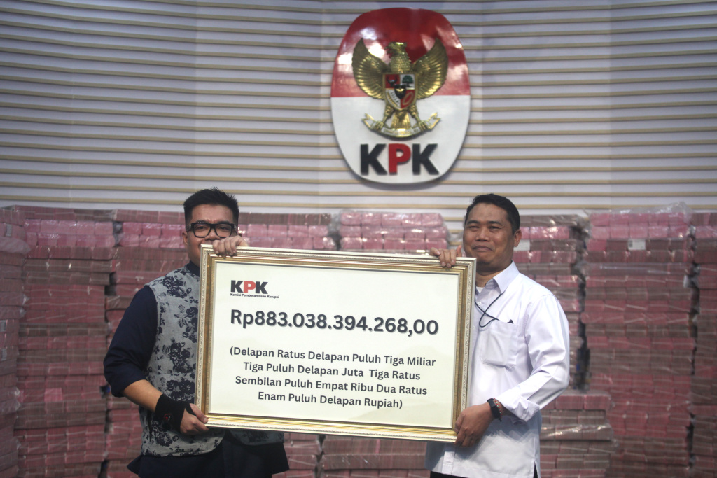KPK menyerahkan uang rampasan hasil korupsi sebesar Rp.883 miliar kepada PT Taspen di Gedung Merah Putih KPK (Ashar/SinPo.id)