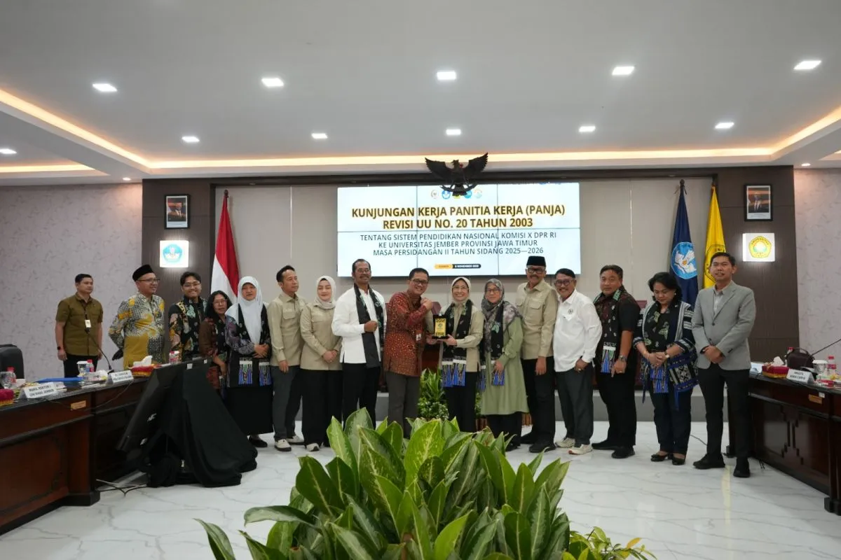 Rektor Unej Iwan Taruna memberikan cinderamata kepada Ketua Tim Panja RUU Sisdiknas Komisi X DPR RI Hetifah Sjaifudian saat kunker di Kampus Unej. (SinPo.id/Dok. Unej)