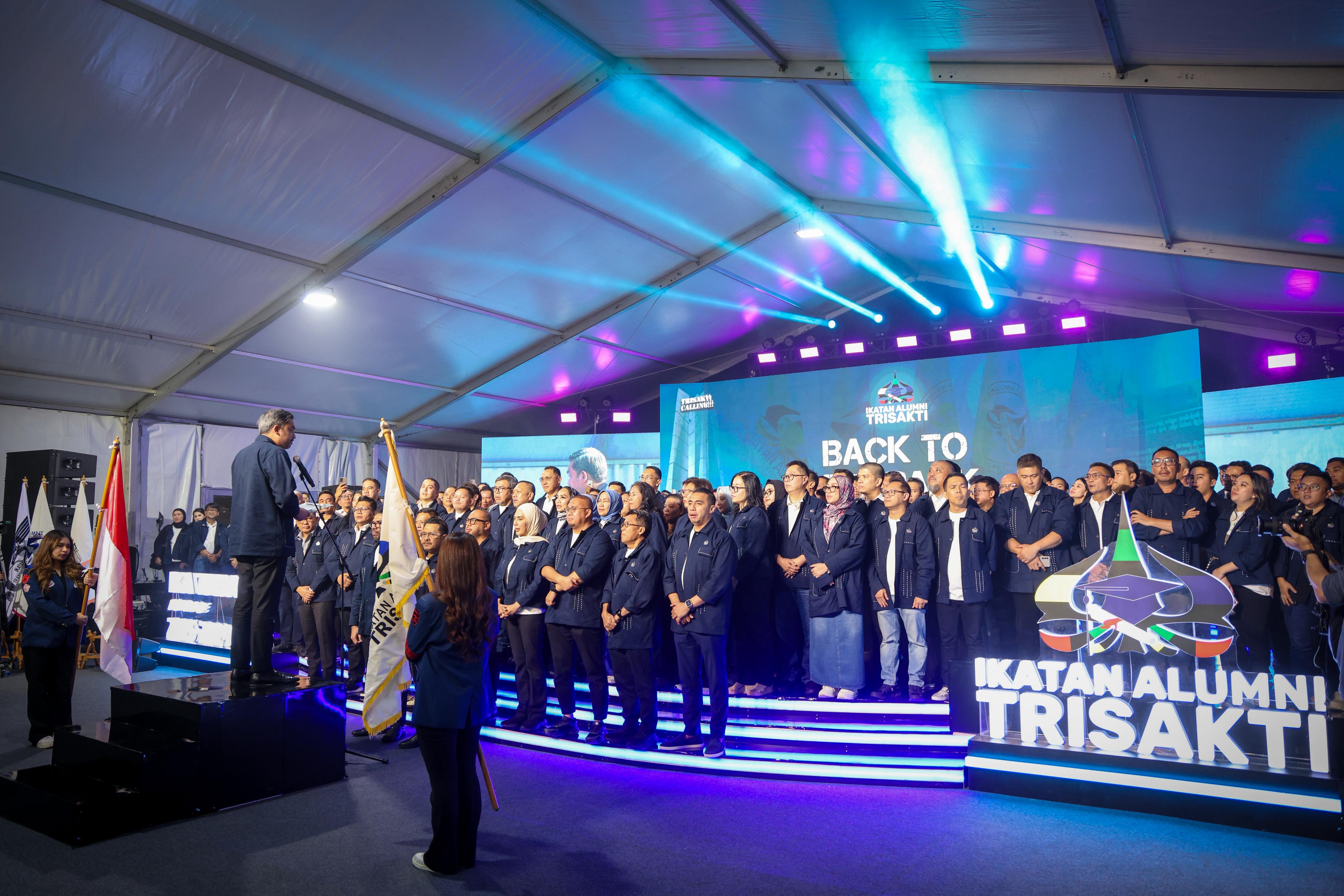 Menteri UMKM Maman Abdurrahman melantik Pengurus IKA Trisakti periode 2025-2029. (SinPo.id/dok. Pribadi)