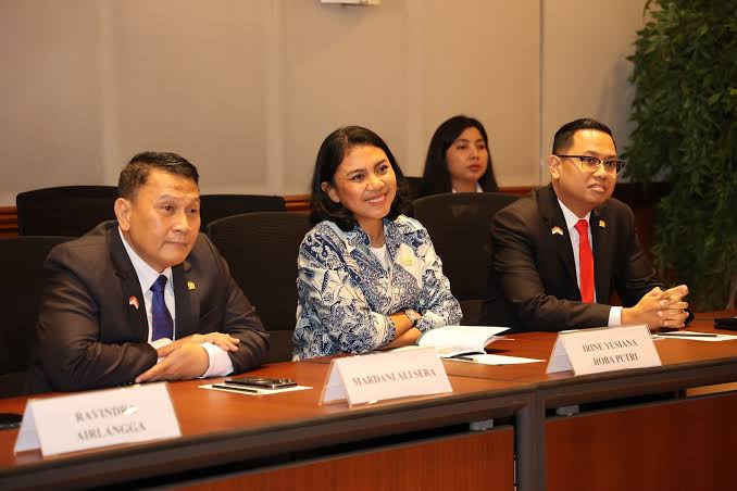 Anggota Komisi V DPR RI Irine Yusiana Roba Putri (Tengah) (SinPo.id/Instagram)