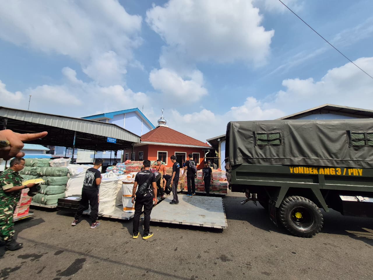 Bantuan kemanusiaan untuk korban bencana Sumatra (SinPo.id/ Puspen TNI)