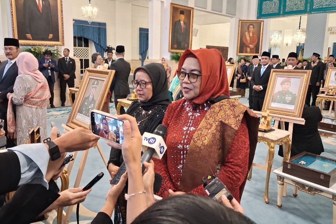 Marsini (kerudung merah), kakak kandung dari aktivis buruh almarhum Marsinah (SinPo.id/Anam)