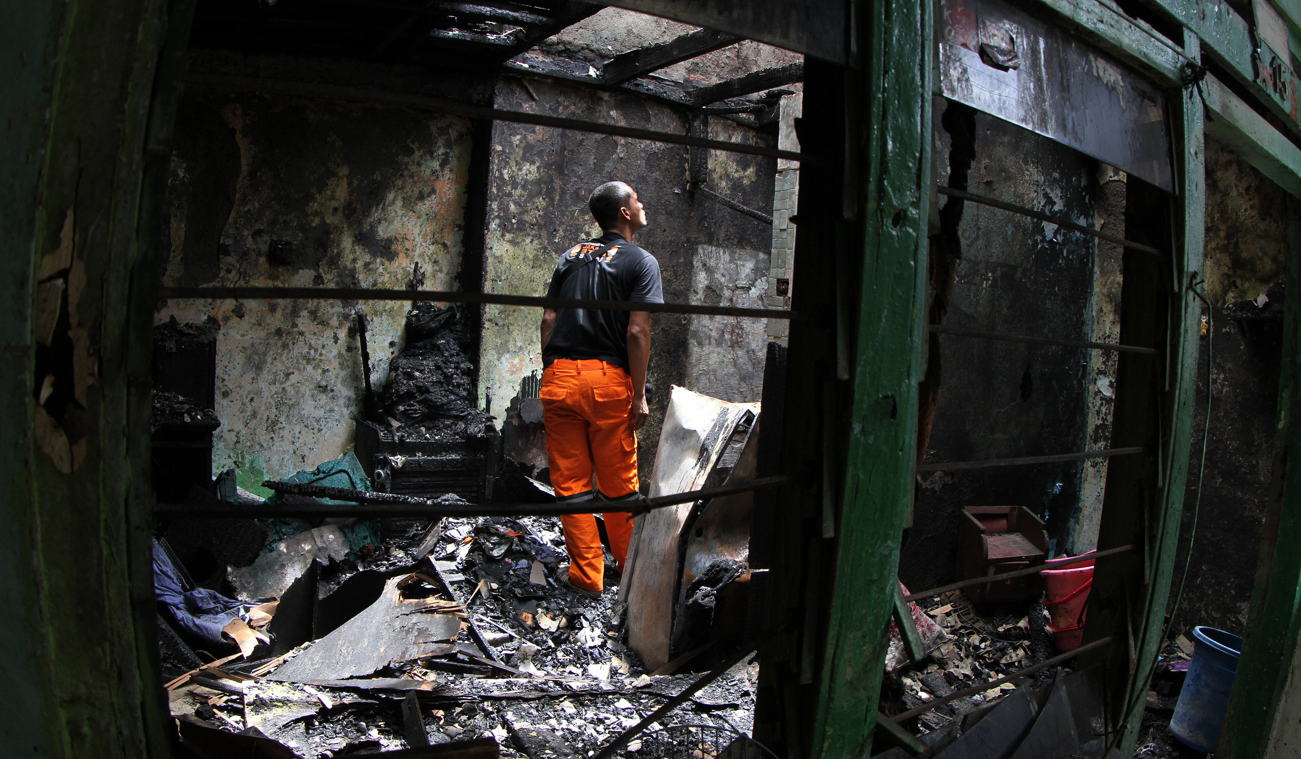 Puing sisa kebakaran Jatipulo. (Agus Priatna/SinPo.id)
