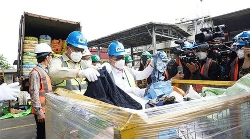 Mendag Budi Santoso musnahkan pakaian bekas ilegal. (SinPo.id/dok. Kemendag)