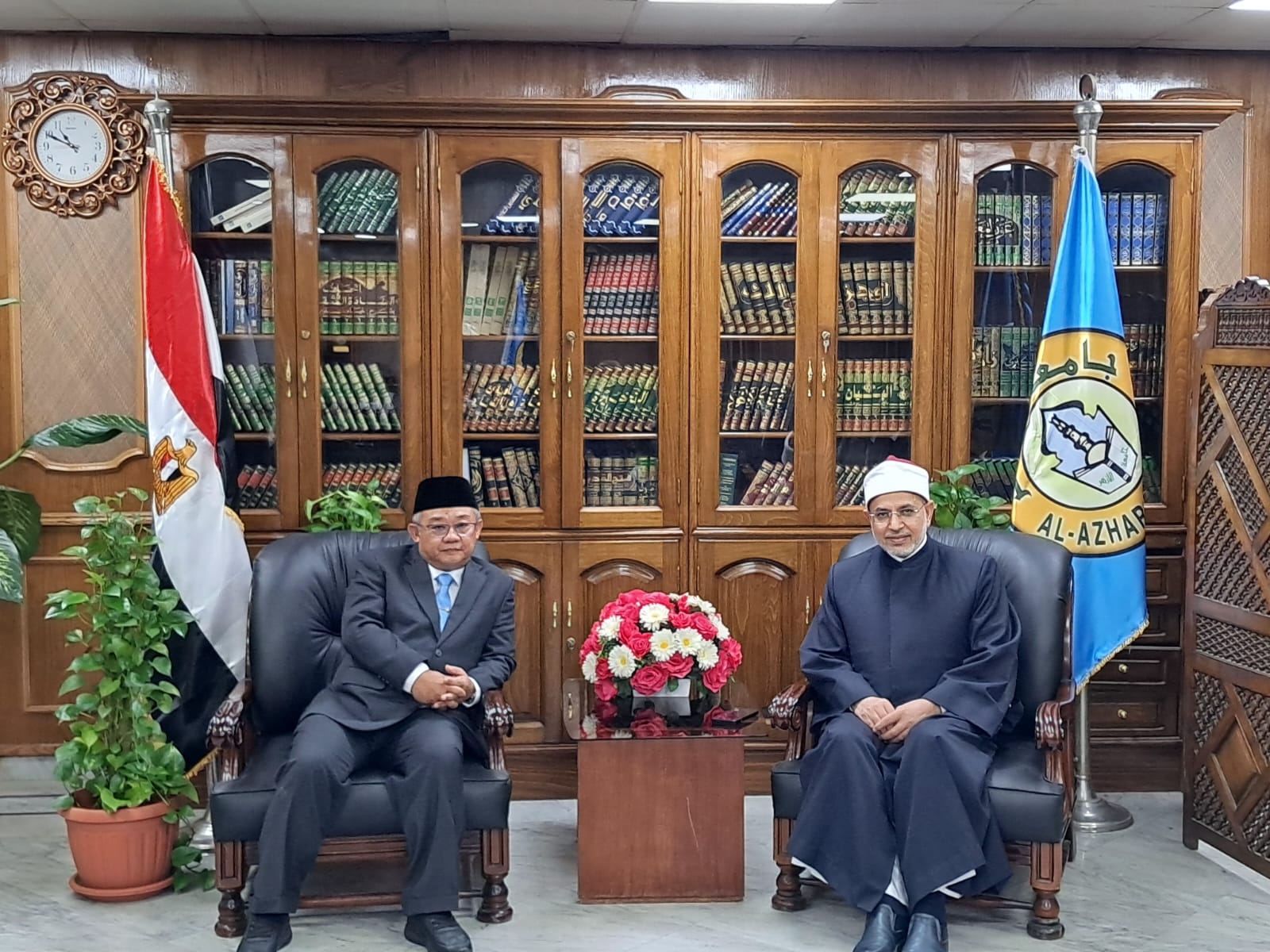 Menteri Pendidikan Dasar dan Menengah (Mendikdasmen), Abdul Mu’ti dan Rektor Universitas Al Azhar, Syaikh Salamah Daud (SinPo.id/Kemendikdasmen)