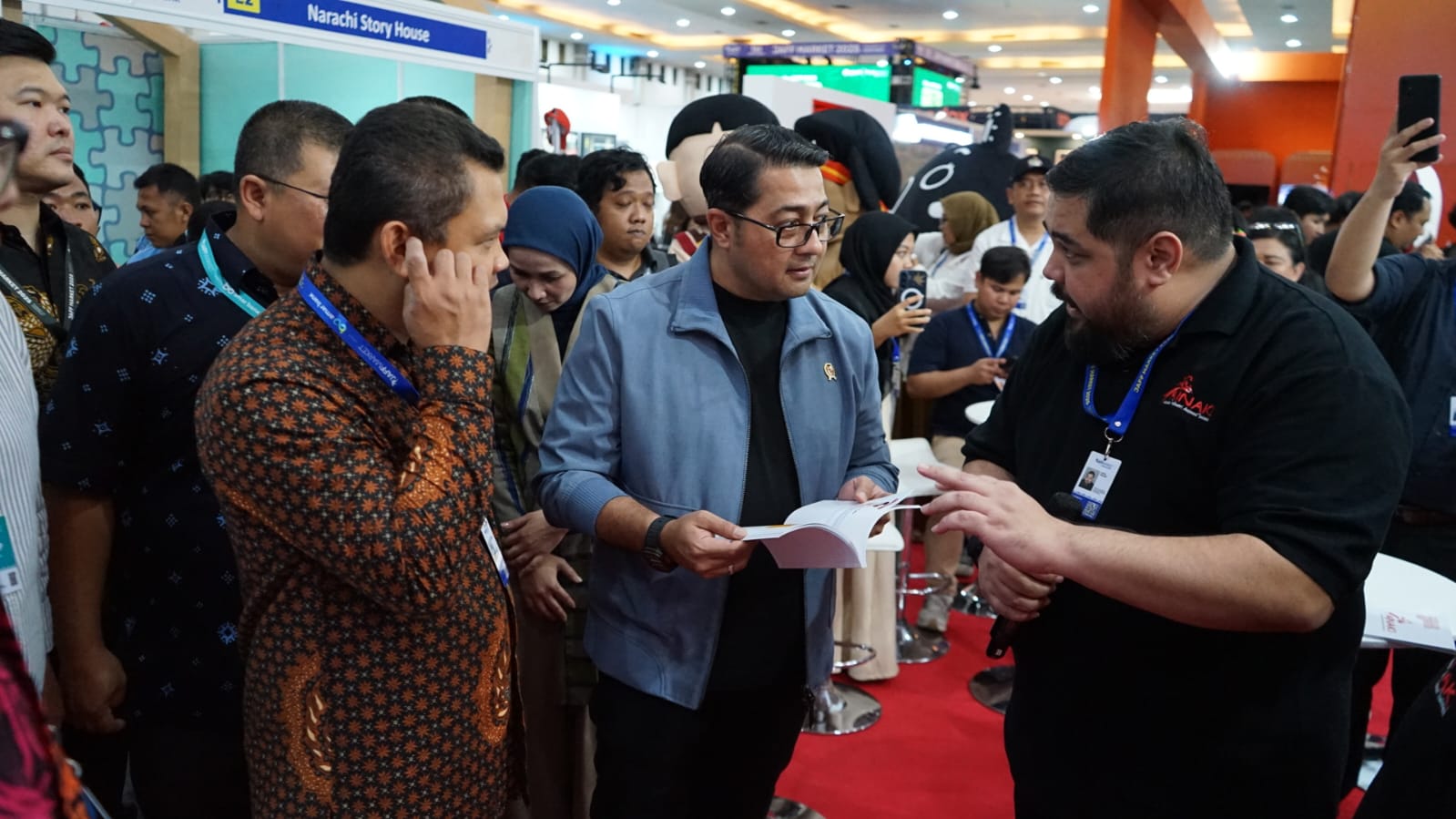 Menekraf Teuku Riefky Harsya mengunjungi sejumlah booth yang berpartisipasi dalam JAFF Market 2025. (SinPo.id/Kemenekraf)