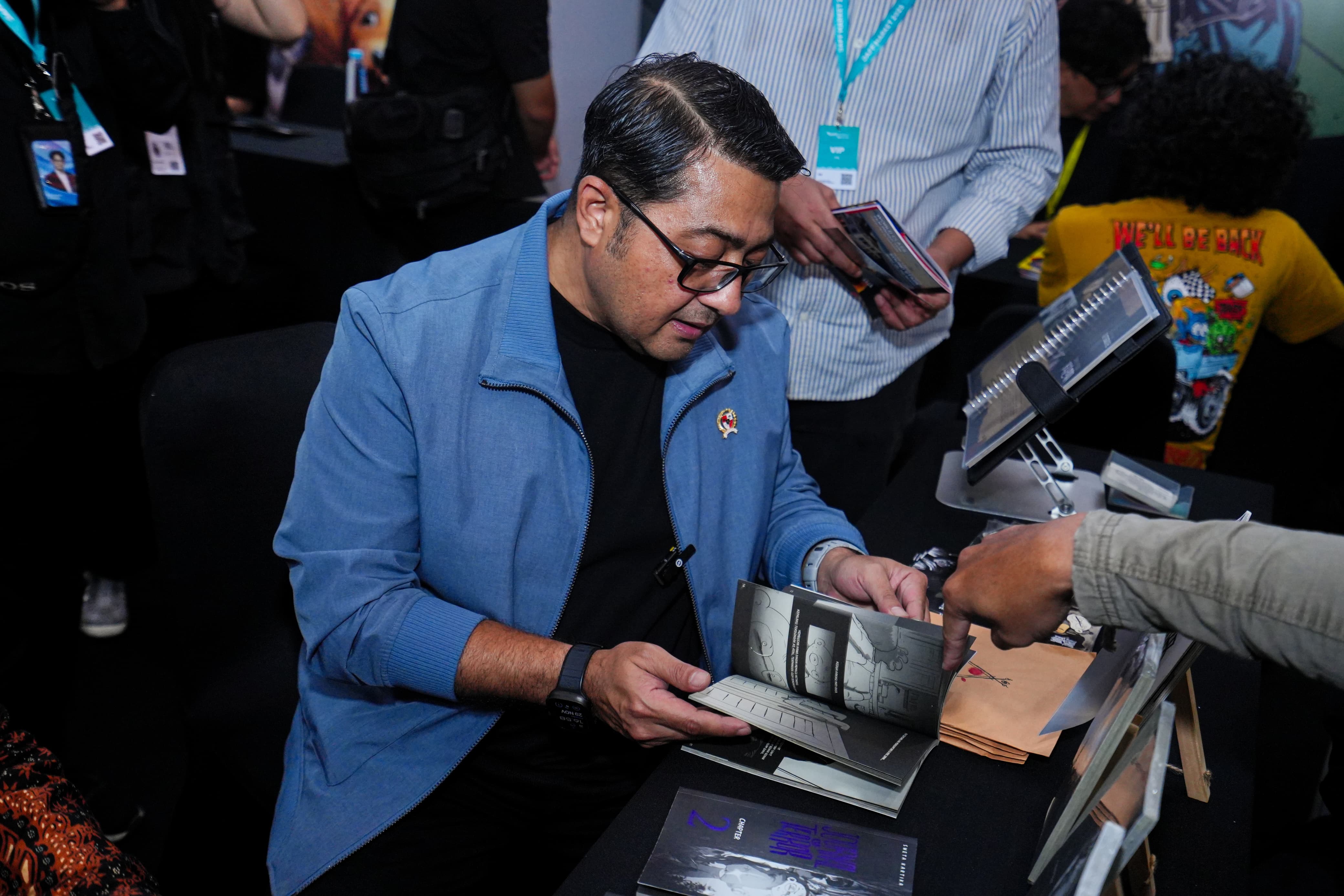 Menekraf Teuku Riefky Harsya mengunjungi sejumlah booth yang berpartisipasi dalam JAFF Market 2025. (SinPo.id/Kemenekraf)